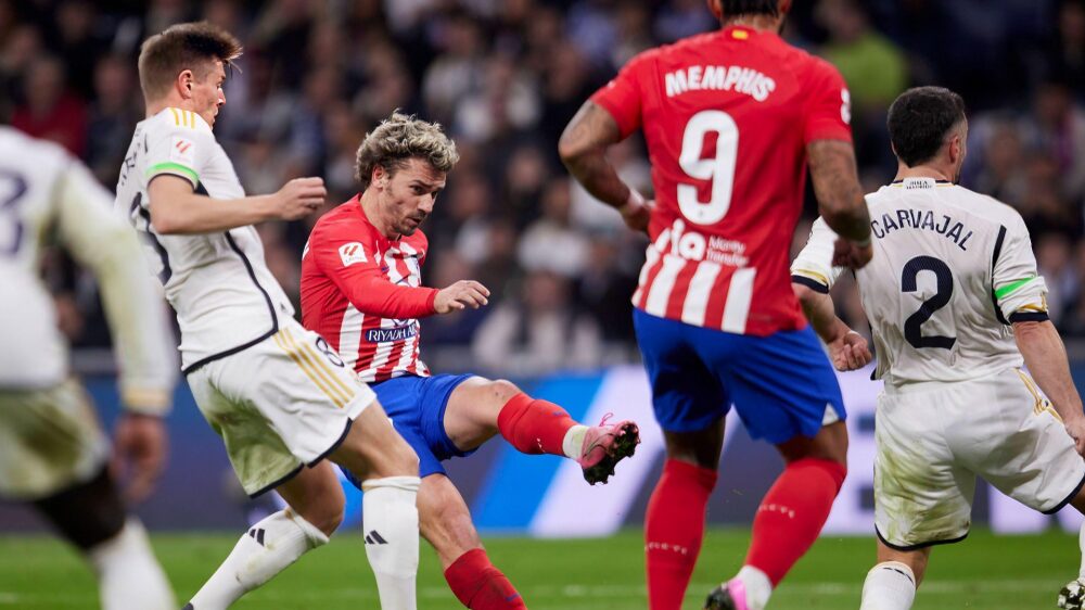 Antoine Griezmann spurns chance from edge of the box against Real Madrid