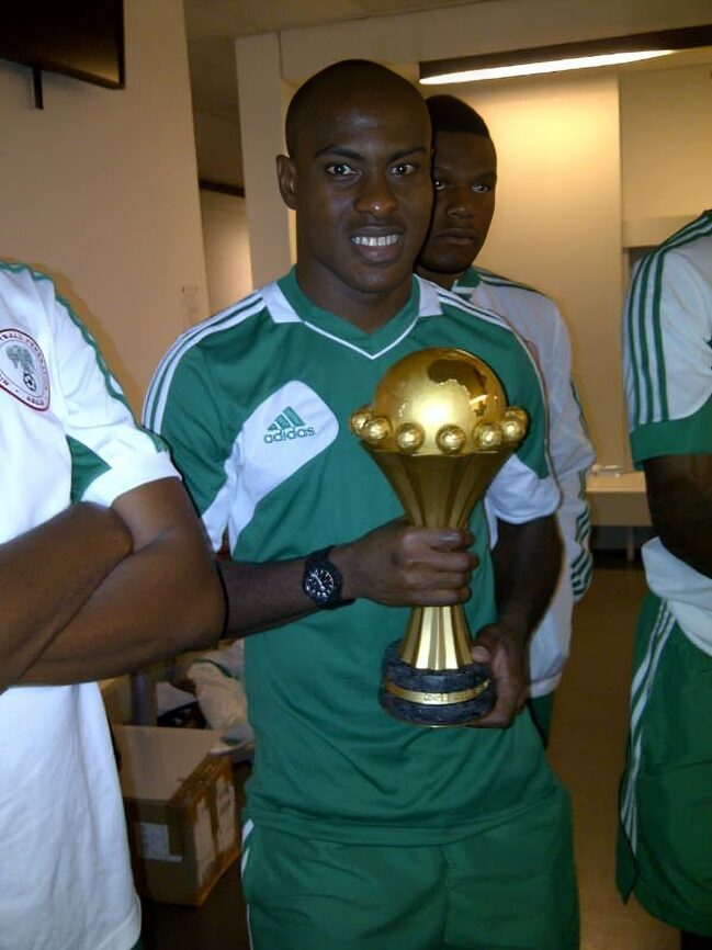 Vincent Enyeama holding the 2013 AFCON trophy Credit maccabi-tlv