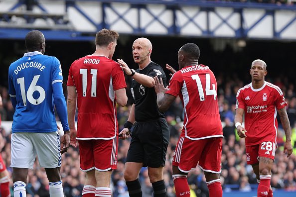 Nottingham Forest players; Hudson Odoi and Chris Wood argue with Anthony Taylor during the Everton vs Nottingham Forest Clash