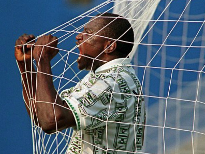 Rashidi Yekini shakes the net at 1994 World Cup