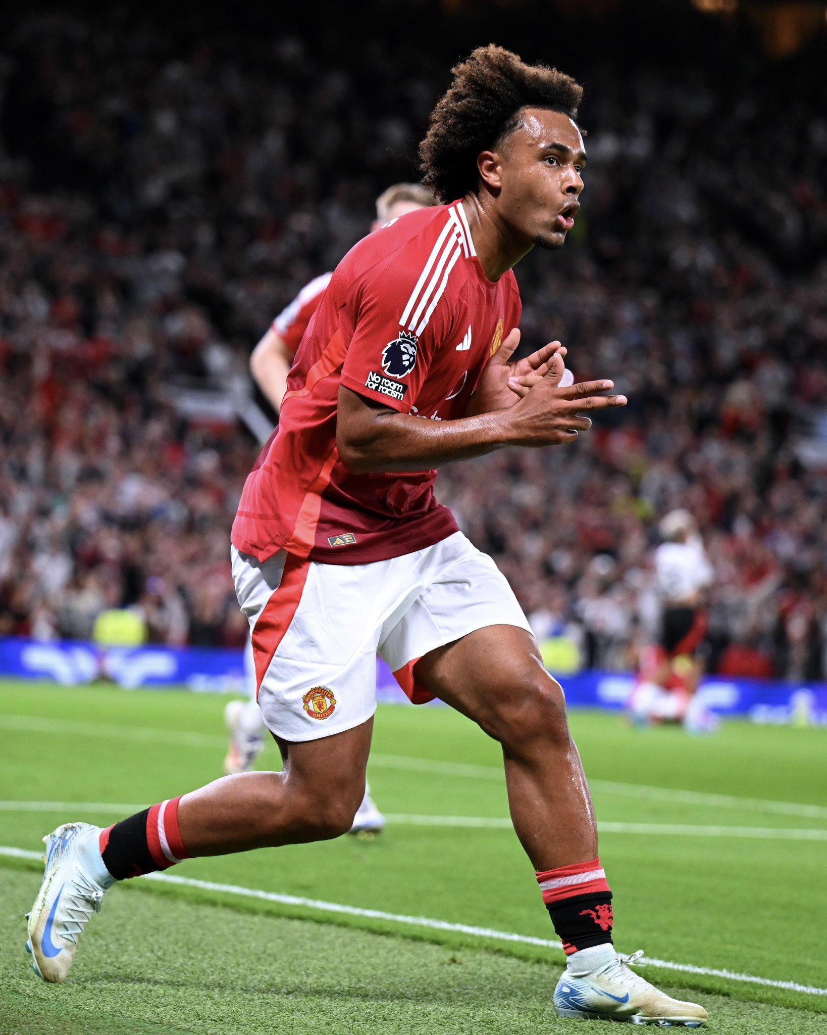 Joshua Zirkzee celebrates his late winner for Man Utd