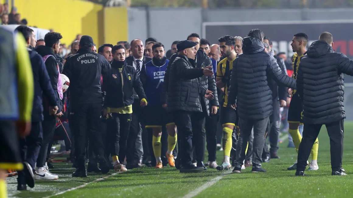 İstanbulspor president Ecmel Faik Sarıalioğlu disagreed with referee's decision and pulled the team off the pitch in the second half