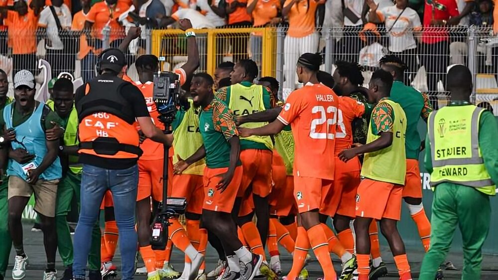 Ivory Coast players celebrate Oumar Diakite winner in Extra Time