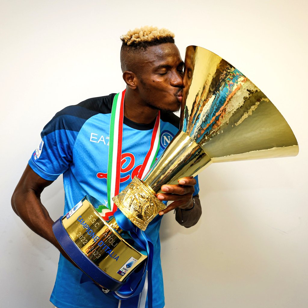 Victor Osimhen poses with the Serie A title