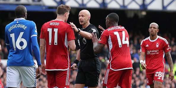 Nottingham Forest players; Hudson Odoi and Chris Wood argue with Anthony Taylor during the Everton vs Nottingham Forest Clash